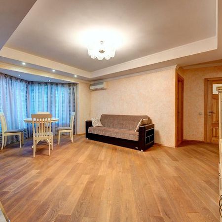 Apartments Near The Shopping Center Gulliver Kiev Bagian luar foto