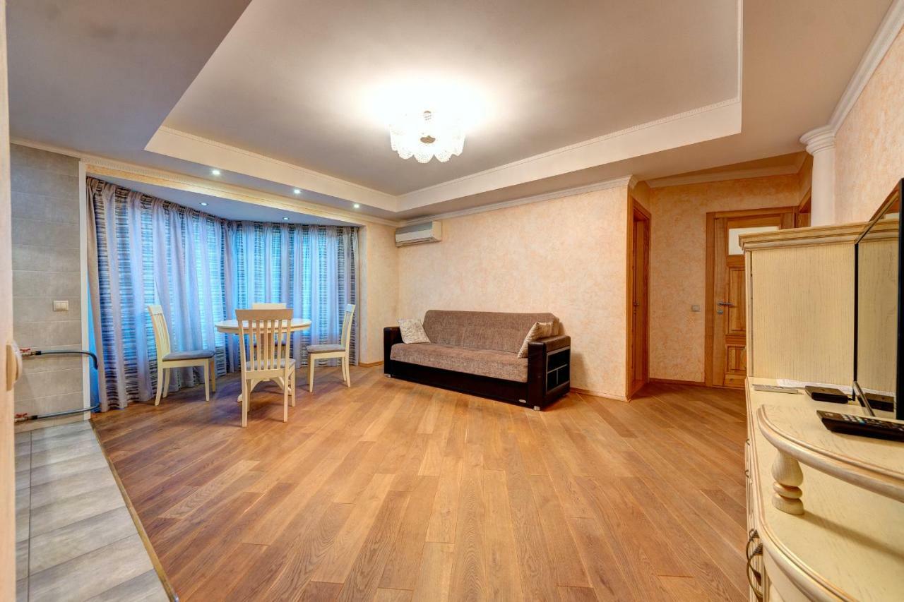 Apartments Near The Shopping Center Gulliver Kiev Bagian luar foto