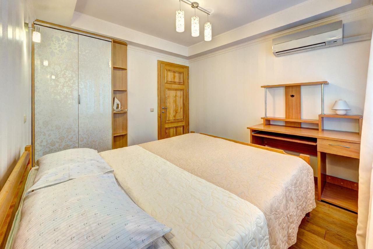 Apartments Near The Shopping Center Gulliver Kiev Bagian luar foto