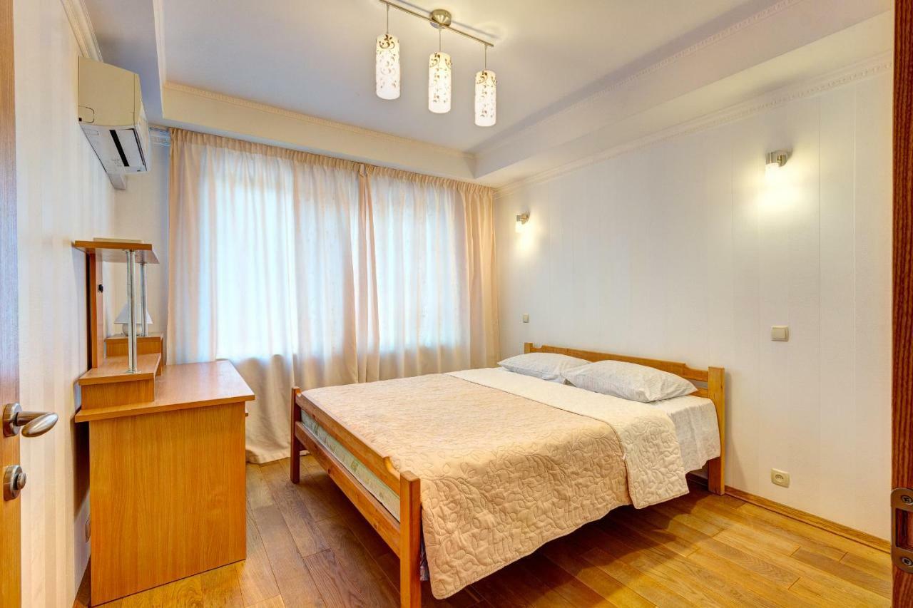 Apartments Near The Shopping Center Gulliver Kiev Bagian luar foto