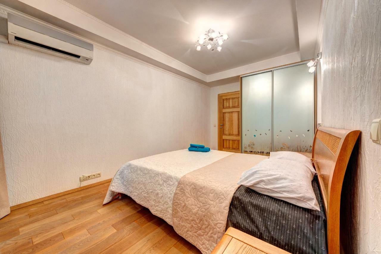Apartments Near The Shopping Center Gulliver Kiev Bagian luar foto