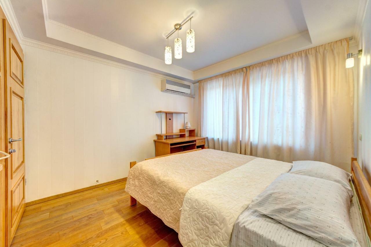 Apartments Near The Shopping Center Gulliver Kiev Bagian luar foto